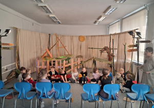 Uczniowie klasy 1c podczas realizacji zadań