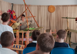 Uczniowie klasy 1 oglądają przedstawienie