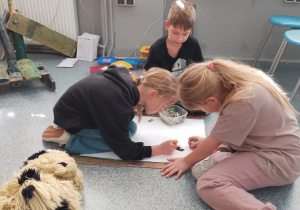 Uczniowie klasy 1a podczas realizacji zadań