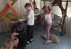 Uczniowie klasy 1a podczas realizacji zadań