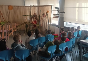 Uczniowie klasy 1b oglądają przedstawienie