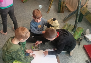 Uczniowie klasy 1b podczas realizacji zadań