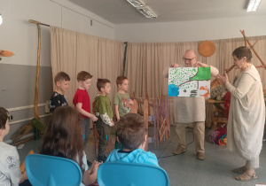 Uczniowie klasy 1b podczas prezentacji wykonanego zadania