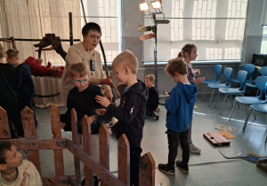 Uczniowie klasy 1c podczas realizacji zadań