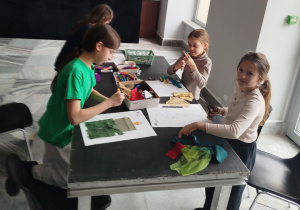 Uczniowie kl.3c na warsztatach plastycznych