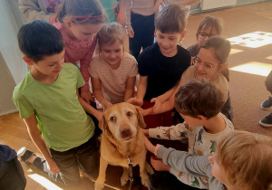 Uczniowie klasy 2c pozują razem z psem