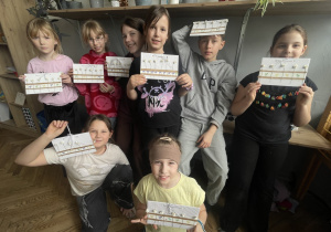 Uczniowie pokazują swoje prace