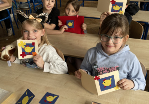 Uczniowie pokazują swoje prace