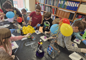 Uczniowie realizują przydzielone zadania