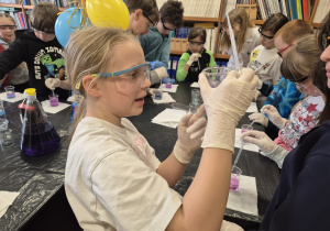 Uczniowie realizują przydzielone zadania