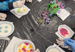 Uczniowie realizują przydzielone zadania