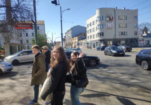 Uczniowie podczas gry miejskiej przemieszczają się do wyznaczonych miejsc.