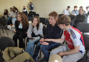 Uczniowie podczas rozwiązywania quizu sprawdzającego wiedzę zdobytą podczas gry miejskiej.