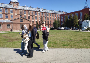 Uczniowie podczas gry miejskiej przemieszczają się do wyznaczonych miejsc.