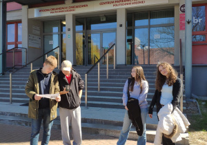 Uczniowie podczas gry miejskiej przemieszczają się do wyznaczonych miejsc.