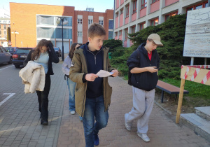 Uczniowie podczas gry miejskiej przemieszczają się do wyznaczonych miejsc.