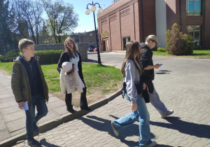 Uczniowie podczas gry miejskiej przemieszczają się do wyznaczonych miejsc.