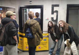 Uczniowie otrzymują dyplomy za udział w grze miejskiej Kocham Windy.