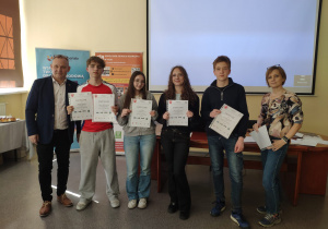 Grupa SP 71 biorąca udział w grze miejskiej wraz z organizatorem.