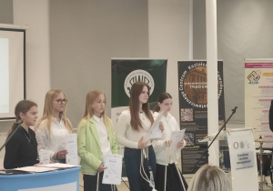 Natalia Miklaszewska z kl.7a podczas odbioru nagrody.