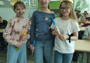 Zwycięska drużyna kl. 4 udekorowana koroną i berłem.