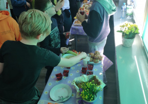 Zdrowy poczęstunek przygotowany przez wolontariuszy.