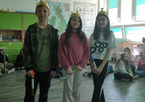 Zwycięska drużyna kl. 4 udekorowana koroną i berłem.