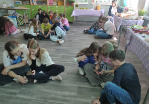 Uczniowie klas 4 podczas szkolnego Escape Roomu promującego zdrowy styl życia.