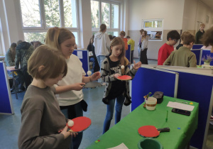 Uczniowie klas 4 podczas szkolnego Escape Roomu promującego zdrowy styl życia.