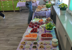 Zdrowy poczęstunek przygotowany przez wolontariuszy.