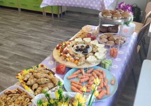 Zdrowy poczęstunek przygotowany przez wolontariuszy.