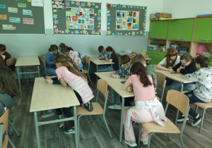 Uczniowie klas 4 podczas szkolnego Escape Roomu promującego zdrowy styl życia.