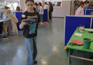 Uczniowie klas 4 podczas szkolnego Escape Roomu promującego zdrowy styl życia.