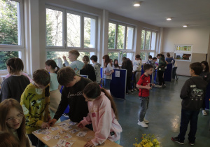 Uczniowie klas 4 podczas szkolnego Escape Roomu promującego zdrowy styl życia.