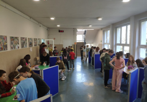 Uczniowie klas 4 podczas szkolnego Escape Roomu promującego zdrowy styl życia.