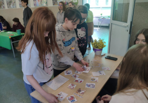 Uczniowie klas 4 podczas szkolnego Escape Roomu promującego zdrowy styl życia.