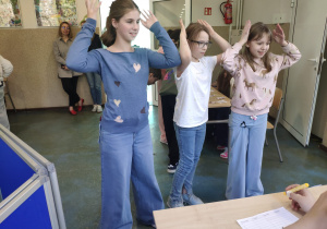 Uczennice klas 4 podczas szkolnego Escape Roomu promującego zdrowy styl życia.