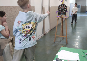 Uczniowie klas 4 podczas szkolnego Escape Roomu promującego zdrowy styl życia.