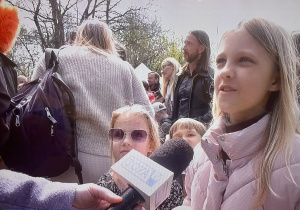 Nasza uczennica udzielająca wywiadu