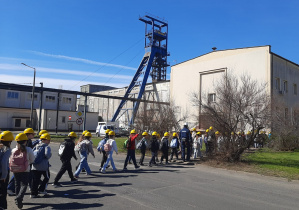 Uczniowie podczas zwiedzania kopalni