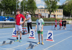 Zawodnik w chwili koncentracji przed biegiem