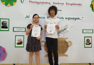 Zuzanna Kazimierczak z kl. IVa i Eryk Dostal z kl. VIII c w czasie odbierania nagród