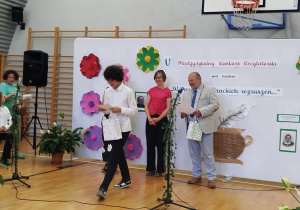 Zuzanna Kazimierczak z kl. IVa i Eryk Dostal z kl. VIII c w czasie odbierania nagród