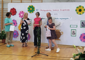 Zuzanna Kazimierczak z kl. IVa i Eryk Dostal z kl. VIII c w czasie odbierania nagród