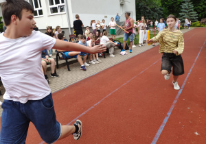 Uczniowie uczestniczą w biegu sztafetowym