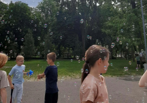 Uczniowie podczas zabaw z okazji Dnia Dziecka