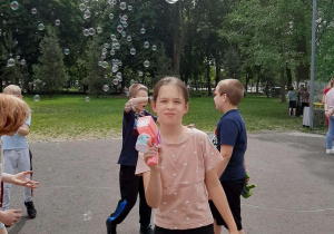Uczniowie podczas zabaw z okazji Dnia Dziecka