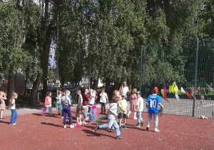 Uczniowie podczas zabaw z okazji Dnia Dziecka