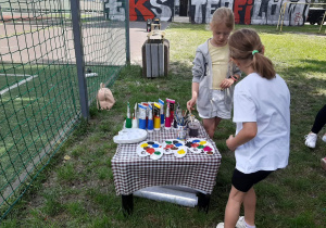 Uczniowie podczas zabaw z okazji Dnia Dziecka