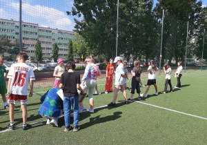 Uczniowie podczas zabaw z okazji Dnia Dziecka